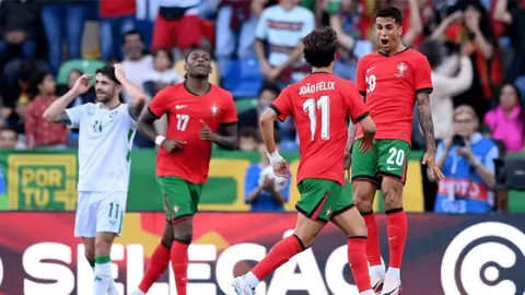 东契奇与里夫斯携手成就25+5+5里程碑，三分球建功，三人缔造篮球史新篇章